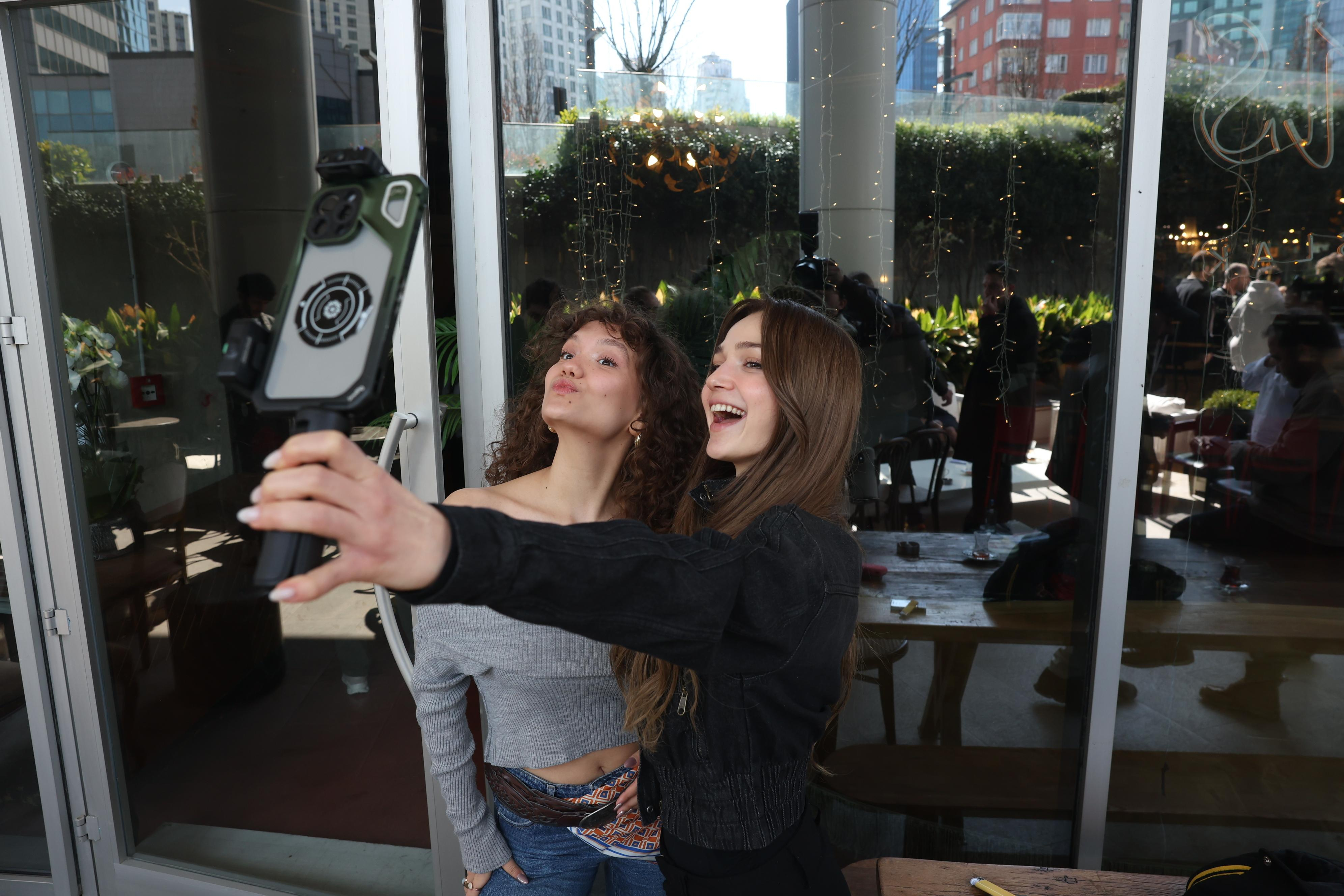 Daha On Yedi genç oyuncularından selfie kareleri (2)