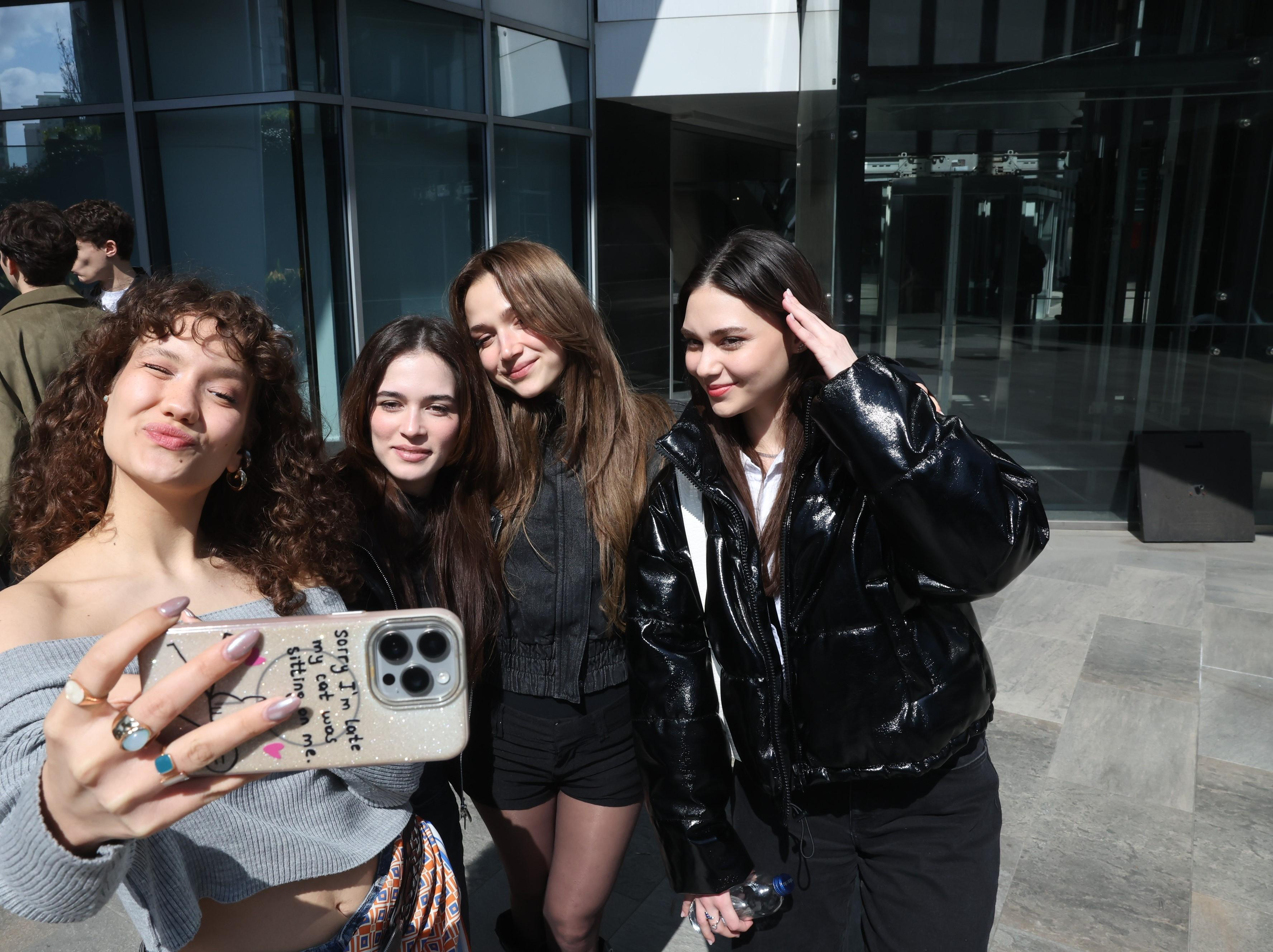 Daha On Yedi genç oyuncularından selfie kareleri (3)
