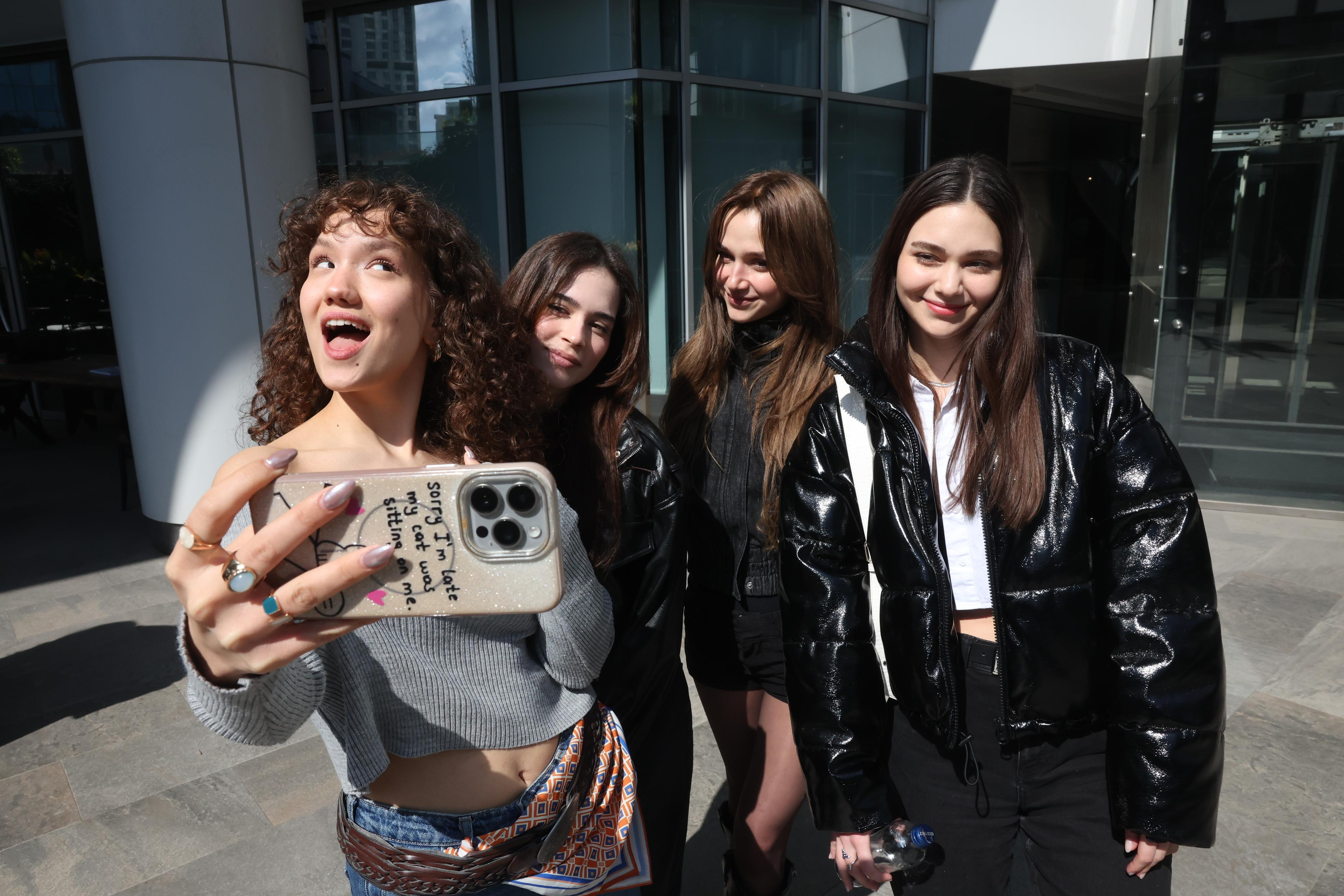 Daha On Yedi genç oyuncularından selfie kareleri (4)